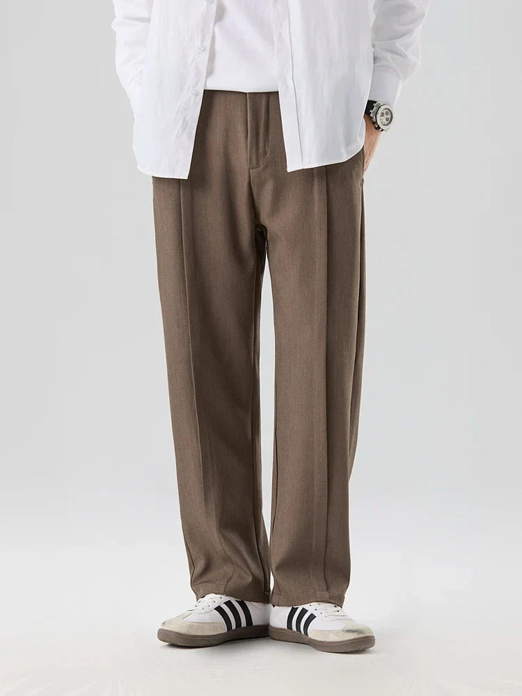 Business-Herrenhose mit Bundfalten, geradem Bein und bequemem Sitz, ideal für den stilvollen Büroalltag.