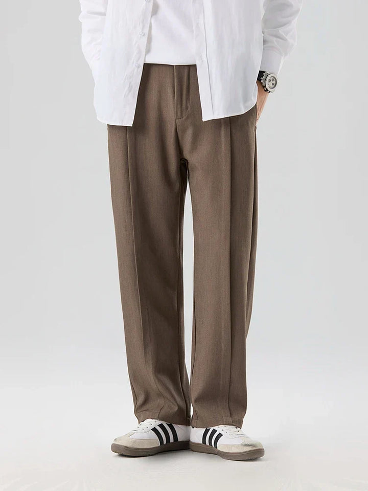 Business-Herrenhose mit Bundfalten, geradem Bein und bequemem Sitz, ideal für den stilvollen Büroalltag.