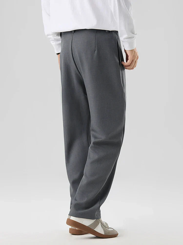 Freizeithose für Herren: Bundfaltenhose mit elastischem Bund und geradem Bein für entspannten Komfort.