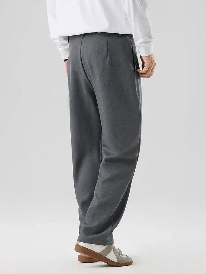 Freizeithose für Herren: Bundfaltenhose mit elastischem Bund und geradem Bein für entspannten Komfort.