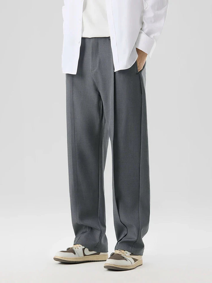 Herrenmode: Elegante Stoffhose mit Bundfalten, die Komfort und einen modernen, geraden Schnitt vereint.