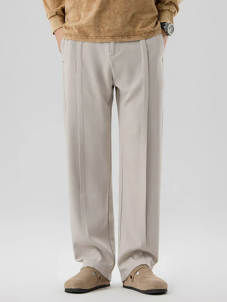 Maskuline Bundfaltenhose mit geradem Bein, elastischem Bund und klassischem Design, ideal für Eleganz.