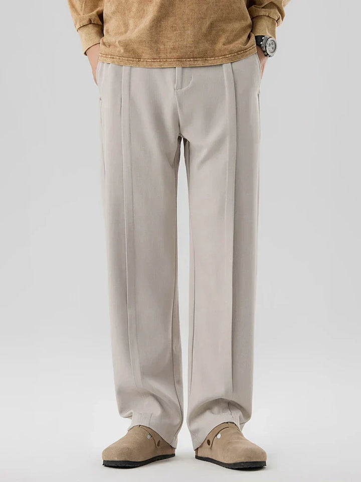 Maskuline Bundfaltenhose mit geradem Bein, elastischem Bund und klassischem Design, ideal für Eleganz.