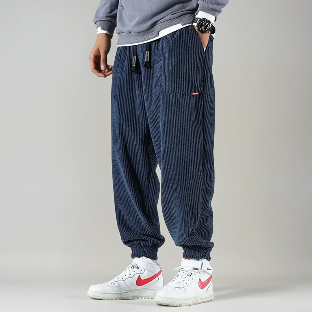 Elegante Herren Cordhose in klassischer Passform, ideal für Freizeit und Alltag. Bequem & stilvoll.