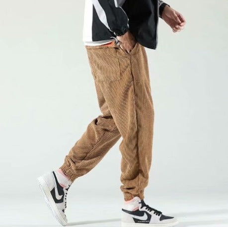 Klassische Herren Cordhose in Dunkelblau, vielseitig kombinierbar. Modische Alltagshose für Männer.