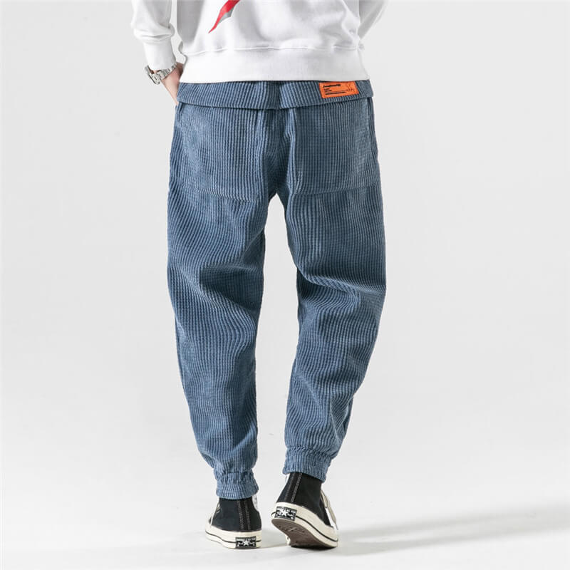 Moderner Mann trägt elegante Herren Cordhose, perfekt für Freizeit & Business. Bequem und modisch.