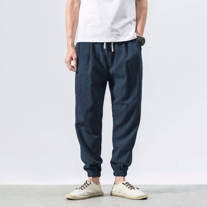 Frau trägt komfortable Unisex Freizeithose, ideal für entspannte Frühlingstage.