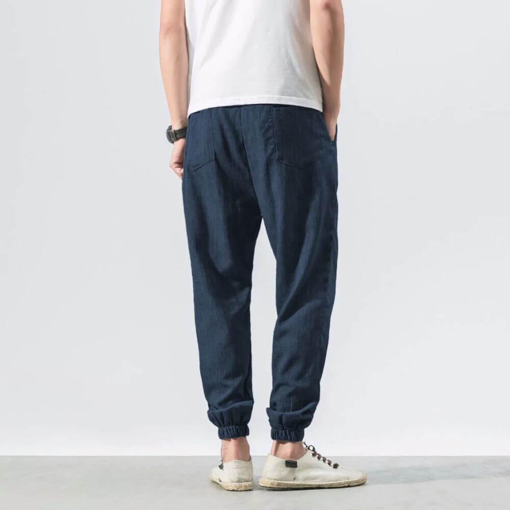 Dunkelblaue Herren Jogger Hose, atmungsaktiv und elegant; vielseitig kombinierbar.