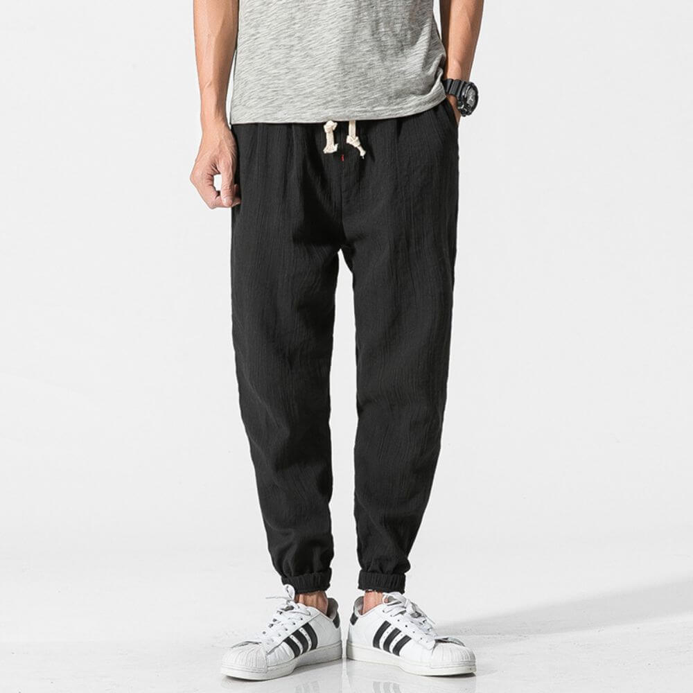 Vielseitige Herren Jogger Hose in Schwarz, elegant und bequem für Büro oder Freizeit.