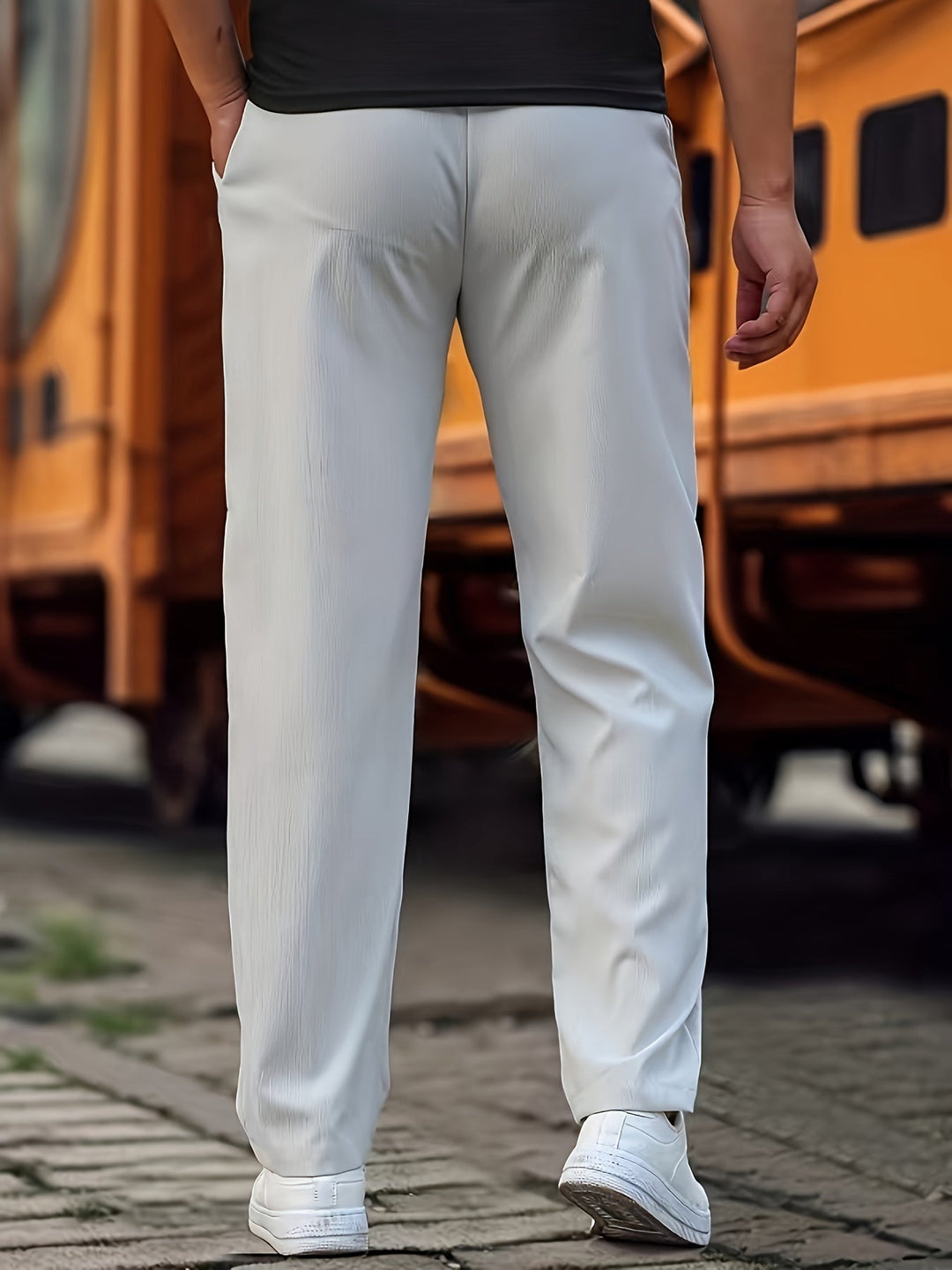 Elegante Herren-Jogginghose mit klassischem Design und praktischen Taschen, ideal für Alltag und Freizeit, in Grau.