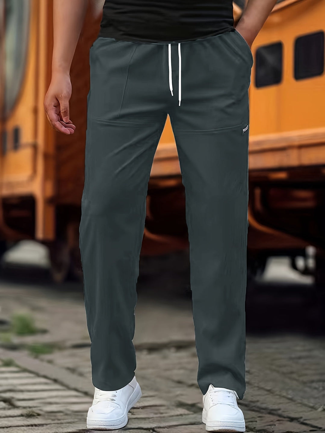 Elegante Herren-Jogginghose mit klassischem Design und praktischen Taschen, ideal für Alltag und Freizeit, in Grau.