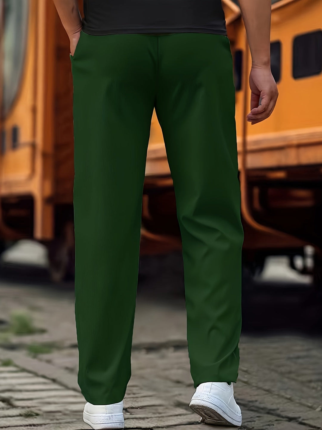 Elegante Herren-Jogginghose mit klassischem Design und praktischen Taschen, ideal für Alltag und Freizeit, in Grau.