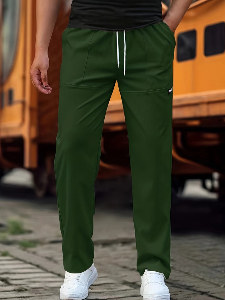 Elegante Herren-Jogginghose mit klassischem Design und praktischen Taschen, ideal für Alltag und Freizeit, in Grau.