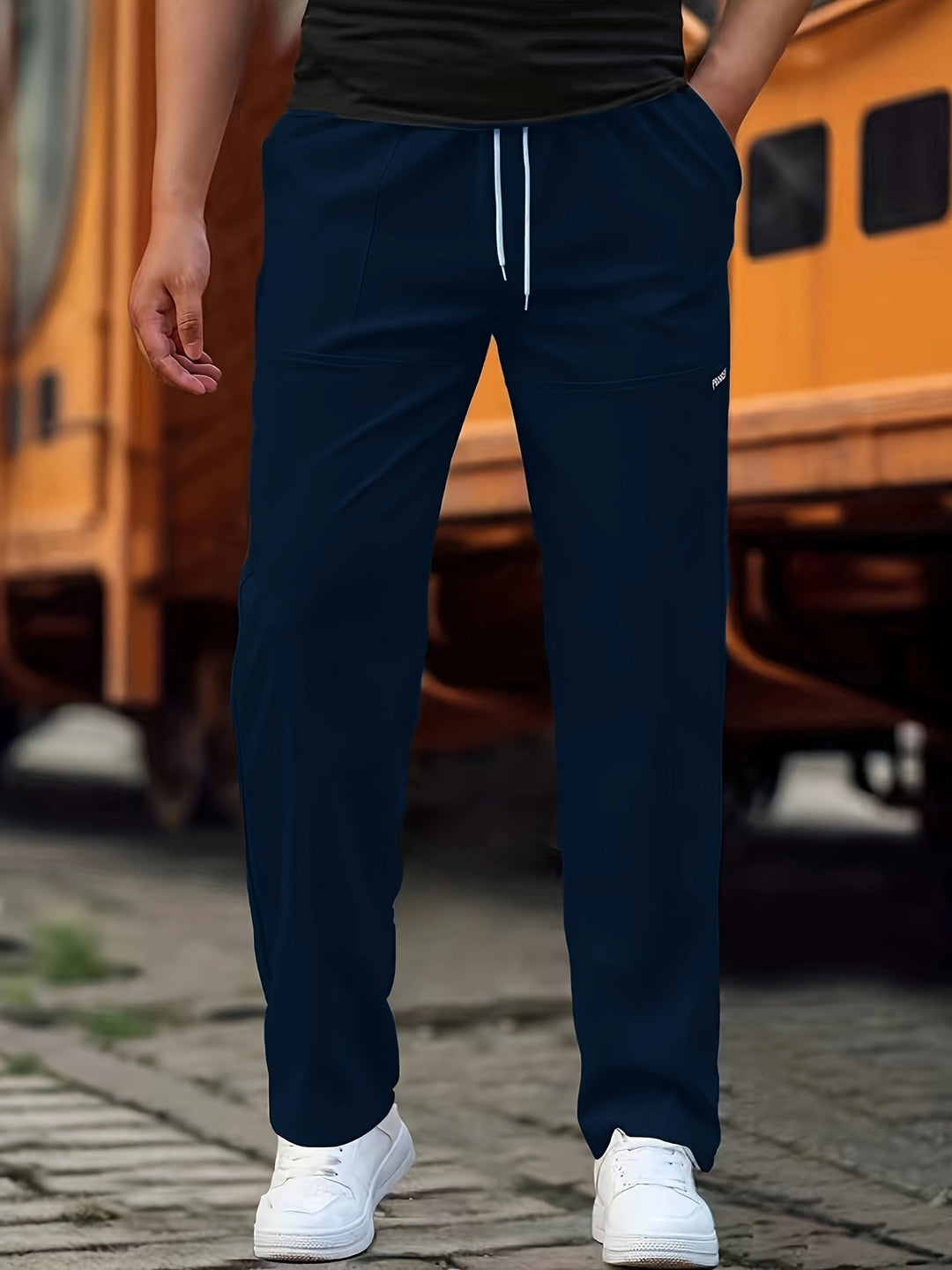Elegante Herren-Jogginghose mit klassischem Design und praktischen Taschen, ideal für Alltag und Freizeit, in Grau.