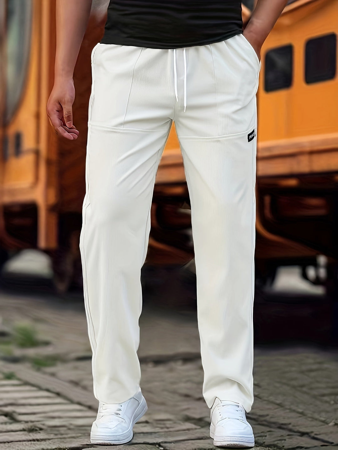 Elegante Herren-Jogginghose mit klassischem Design und praktischen Taschen, ideal für Alltag und Freizeit, in Grau.
