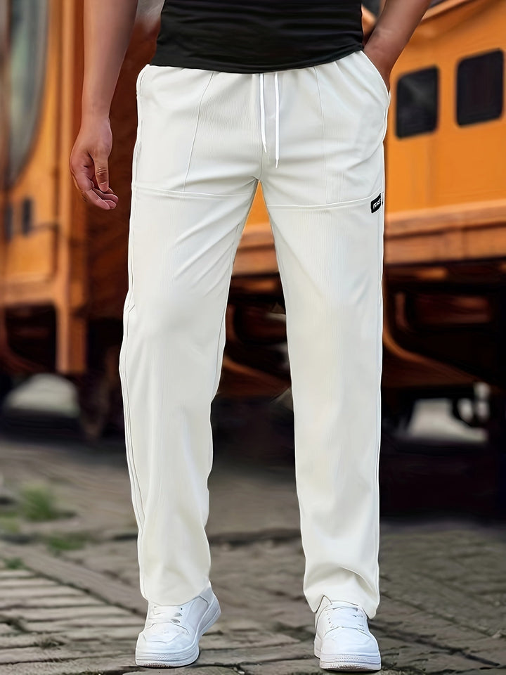 Elegante Herren-Jogginghose mit klassischem Design und praktischen Taschen, ideal für Alltag und Freizeit, in Grau.