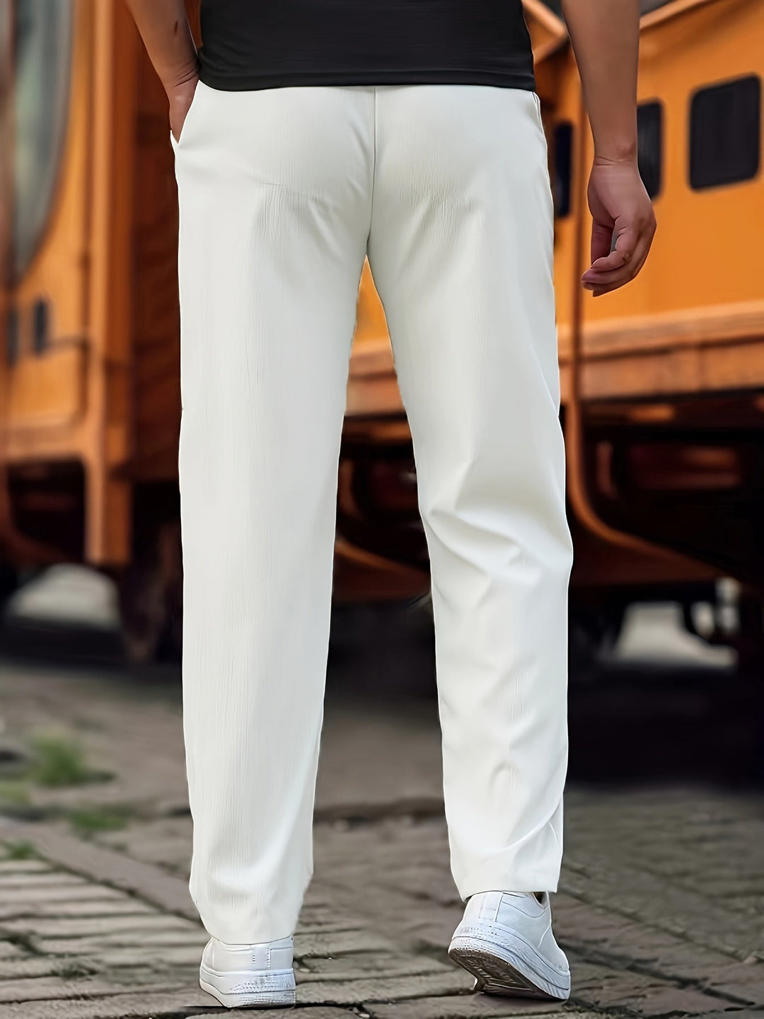 Elegante Herren-Jogginghose mit klassischem Design und praktischen Taschen, ideal für Alltag und Freizeit, in Grau.