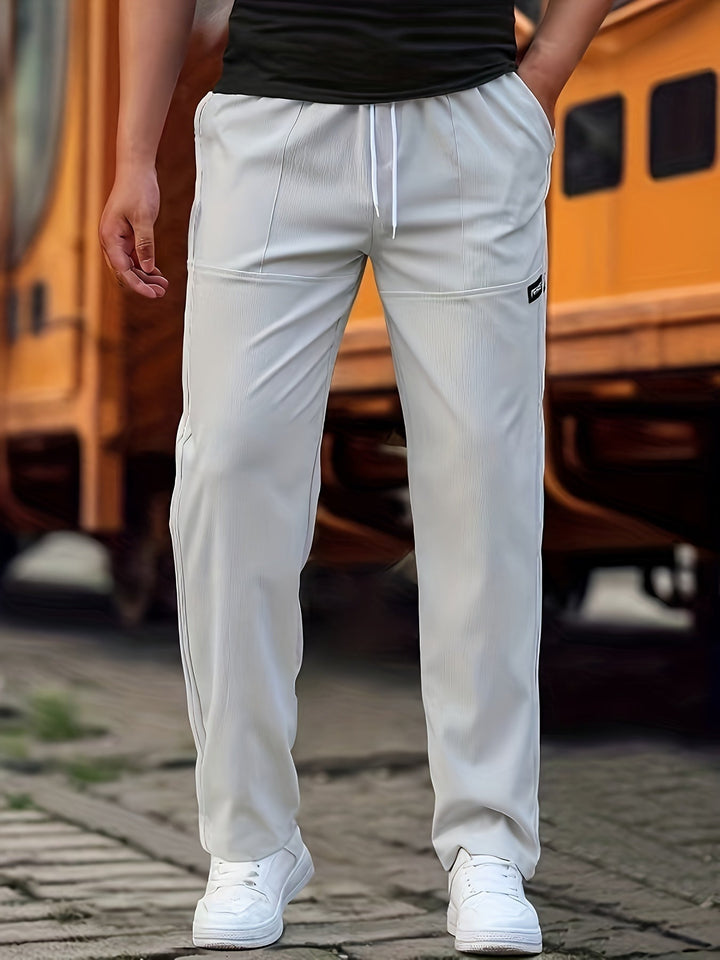 Elegante Herren-Jogginghose mit klassischem Design und praktischen Taschen, ideal für Alltag und Freizeit, in Grau.