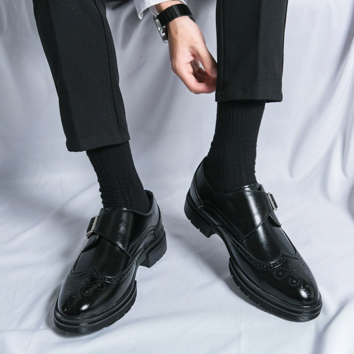 Detailansicht der glänzenden Schnallen von braunen Herren Monk Strap Schuhen. Formelle Businessschuhe aus Leder.