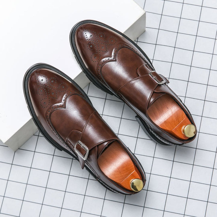 Klassische braune Herren Monk Strap Schuhe aus hochwertigem Leder. Elegante & bequeme Schnallenschuhe für Herren.