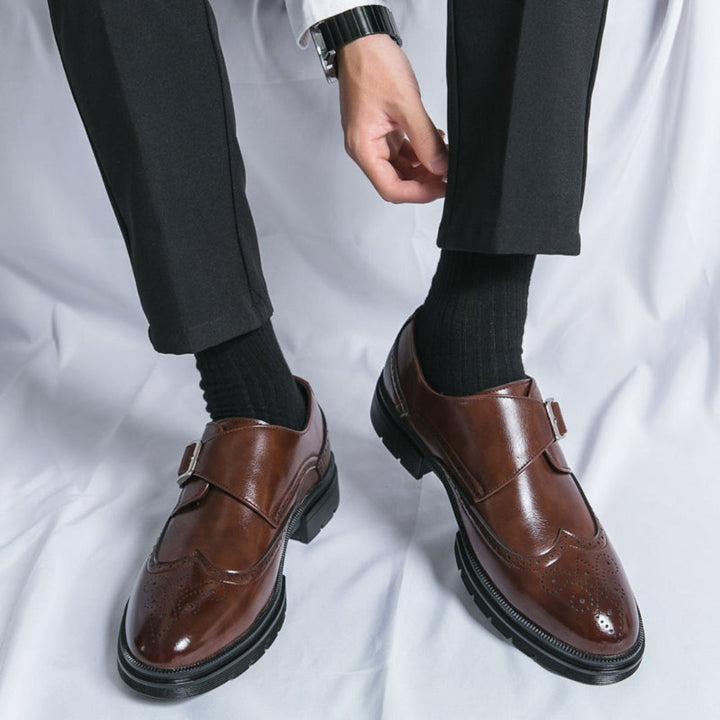 Schwarze Herren Monk Strap Businessschuhe aus glattem Leder. Zeitlose & formelle Schnallenschuhe für jede Gelegenheit.