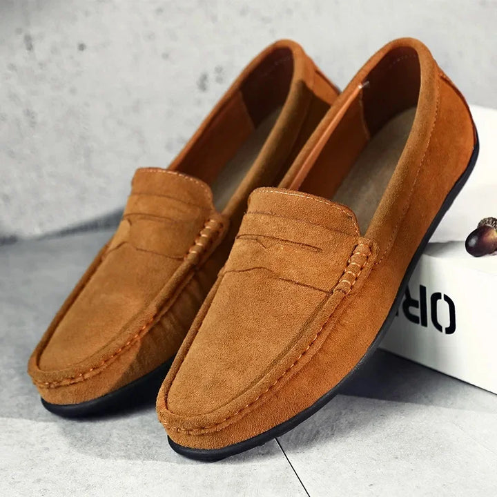 Nahaufnahme: Glattes Leder der eleganten Herren Penny Loafers, bequeme Slip-Ons für den Frühling.