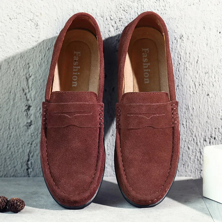 Stilvolle braune Herren Penny Loafers, klassische Slip-Ons, ideal für elegante Frühlingsmode & Business.