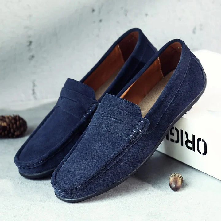 Detail: Rutschfeste Sohle der eleganten Herren Penny Loafers, bequeme Slip-Ons für den Frühling.