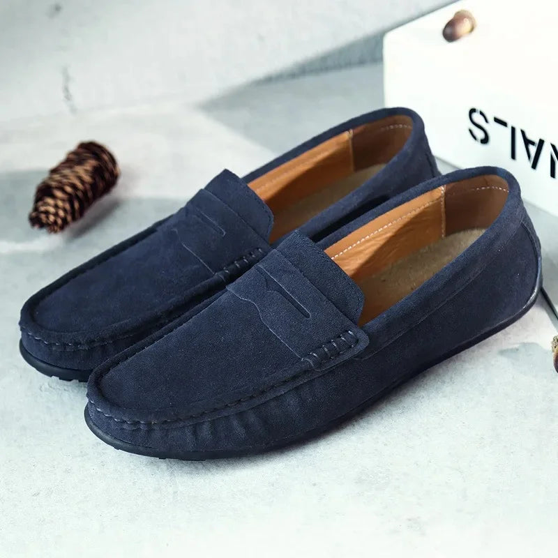 Klassischer Penny-Schlitz auf eleganten Herren Loafers aus Leder, bequeme Slip-Ons für Frühling.