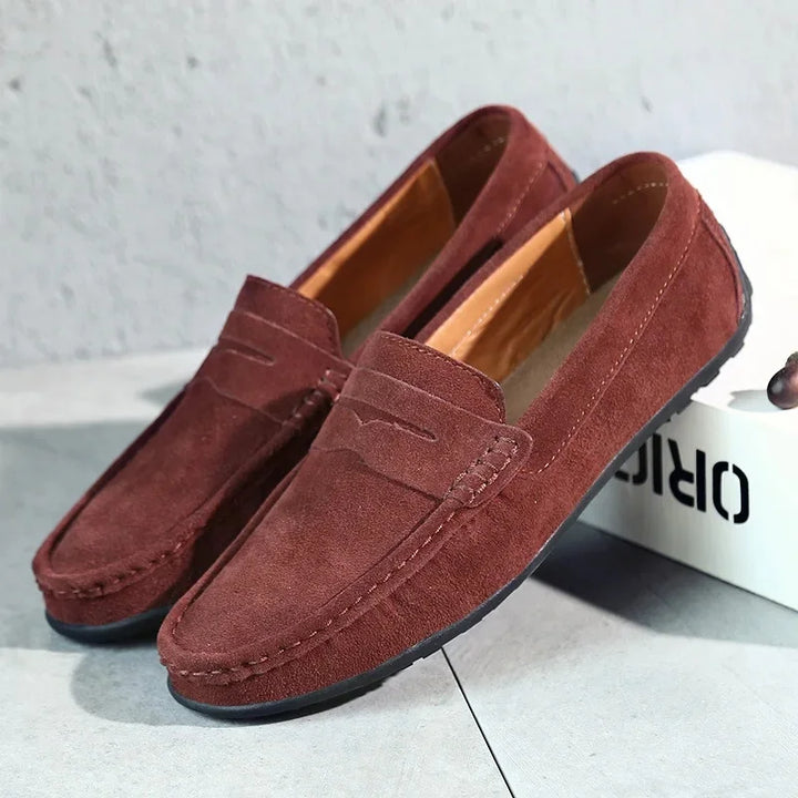 Seitansicht: Stilvolle Herren Slip-On Penny Loafers, braun, perfekt für Frühlingsmode & Business Casual.