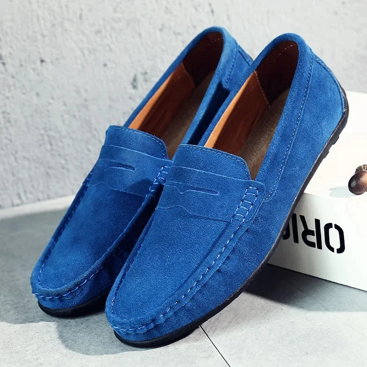 Ansicht von oben: Elegante Herren Penny Loafers, bequeme Slip-Ons für Frühling, schwarzes Leder.