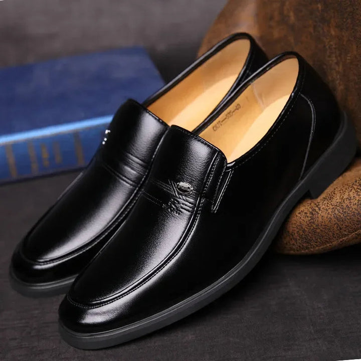 Bequeme braune Herren-Schnürschuhe aus Leder, klassisch und stilvoll für Business, Freizeit und den Frühling.
