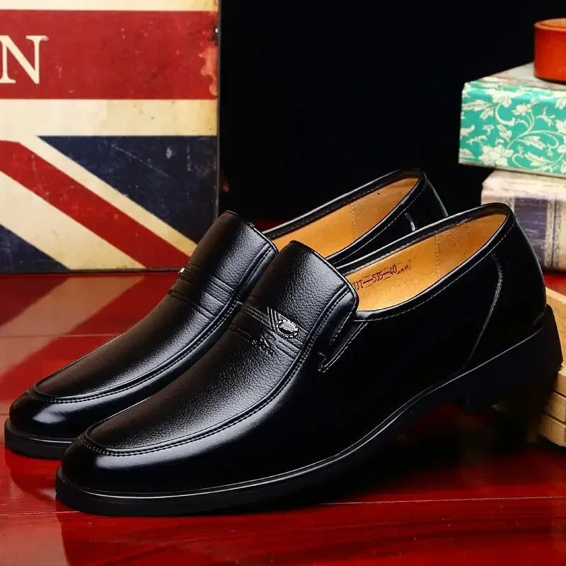 Schwarze Herren-Schnürschuhe für elegante Frühlings-Outfits. Stilvolle Klassiker für Business und Abendmode.