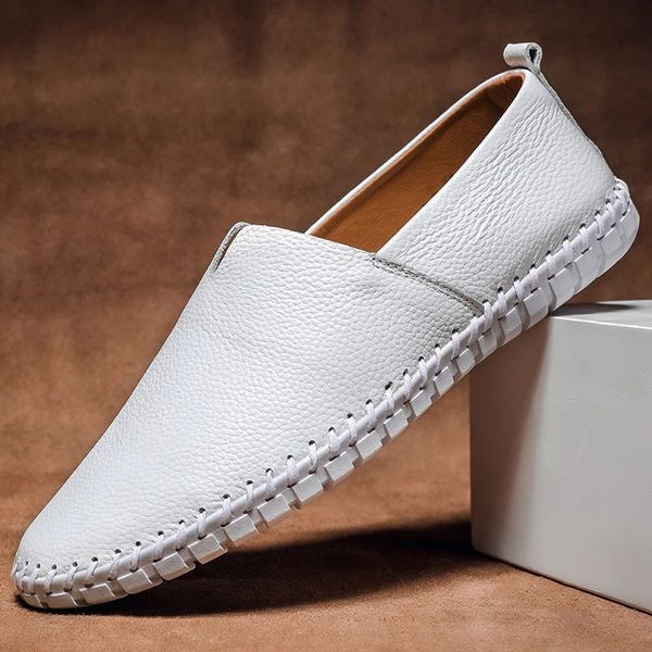 Moderne, elegante Herren Slip-On Loafers. Bequeme Frühjahrsschuhe für stilbewusste Männer, vielseitig kombinierbar.
