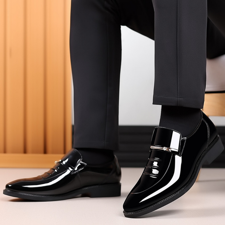Detaillierte Ansicht der Oberfläche eleganter Herren Loafers. Perfekte Frühlingsschuhe für Business & Freizeit.