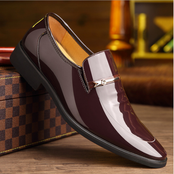 Mann trägt bequeme Slip-On Loafers, ideal für Frühling und Sommer. Stilvolle Herrenmode, leichte Alltagsschuhe.