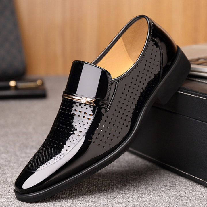 Profilansicht klassischer Herren Slip-On Loafers. Die Gummisohle bietet Komfort und Halt für Frühlingsschuhe.