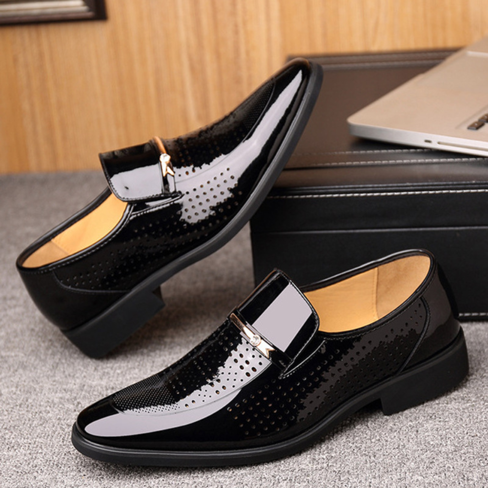 Die Innenseite eleganter Herren Loafers mit atmungsaktivem Futter. Komfortable Sommerschuhe für lange Tage.