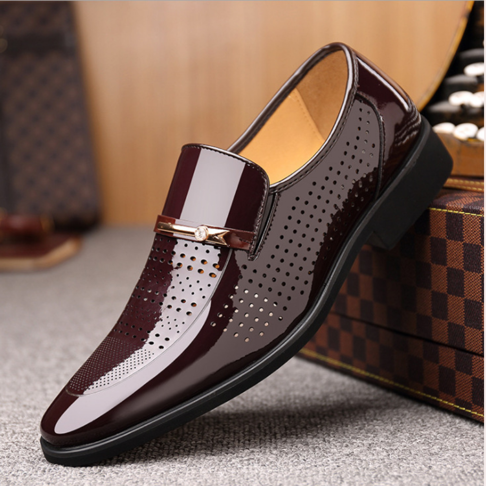 Ein Paar schwarze Herren Slip-On Loafers. Klassische Freizeitschuhe und Business Schuhe für Frühling/Sommer.