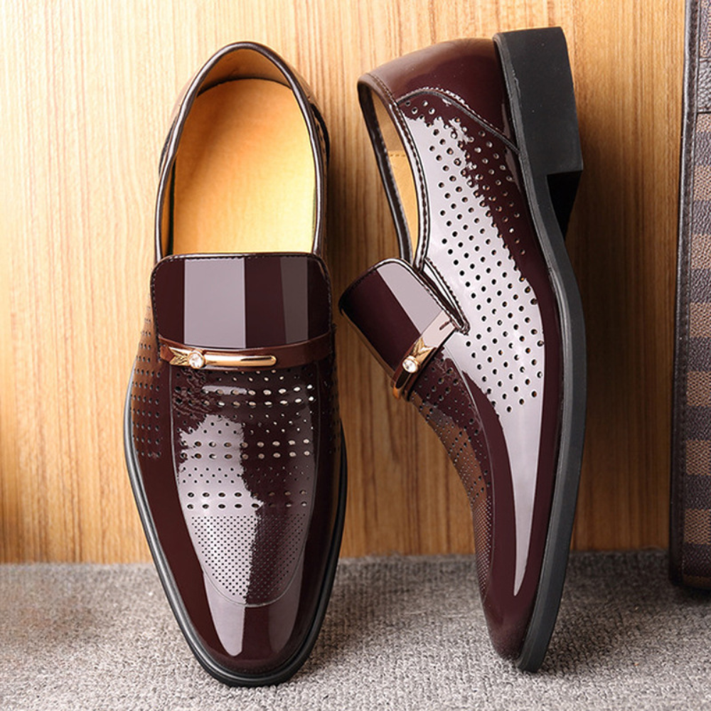 Nahaufnahme der Ziernähte eleganter Herren Loafers. Hochwertige Verarbeitung für stilvolle Frühlingsschuhe.