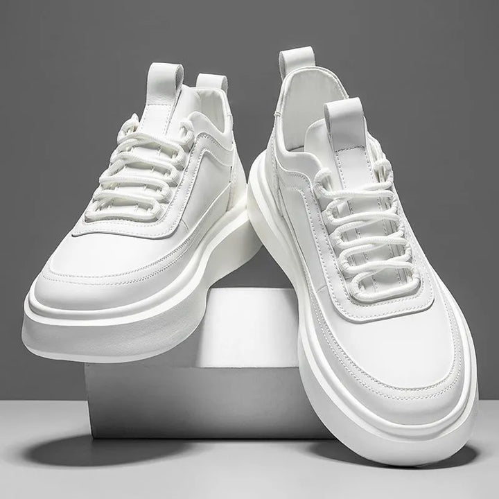 Elegante Herren Sneaker in Weiß-Beige mit diskret erhöhter Sohle für mehr Komfort und eine sichere Passform.
