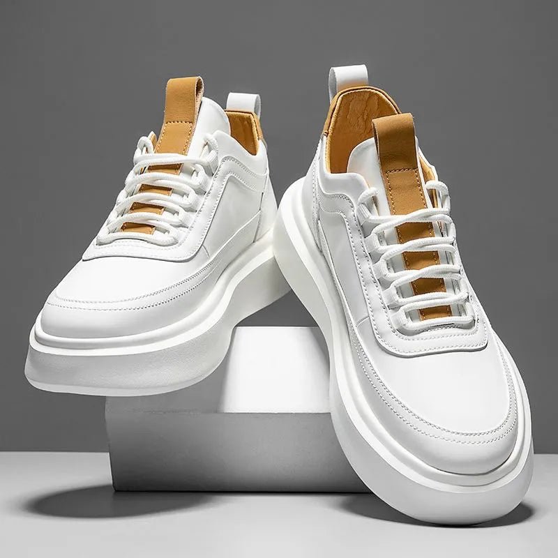 Beige-weiße Herren Höhenschuhe mit Gummisohle für stilvollen, sicheren Schritt im Alltag und Freizeit.