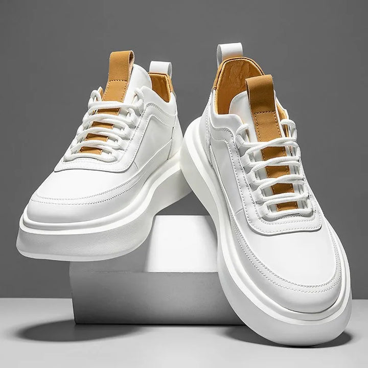Beige-weiße Herren Höhenschuhe mit Gummisohle für stilvollen, sicheren Schritt im Alltag und Freizeit.