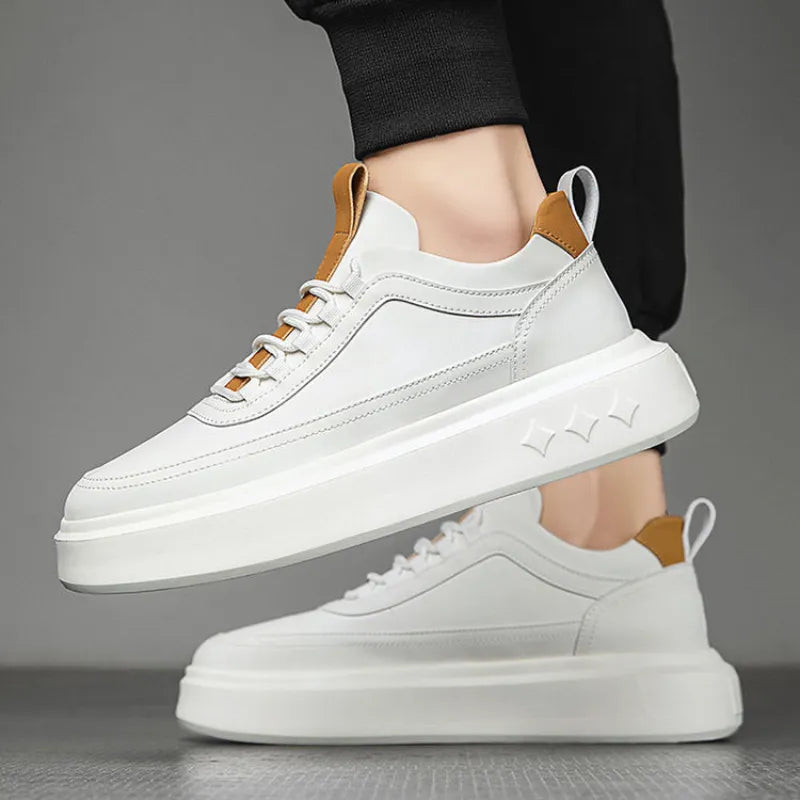 Komfortable Herren Freizeit-Sneaker, weiß-beige, mit diskret erhöhter Sohle für ganztägigen, sicheren Tragekomfort.