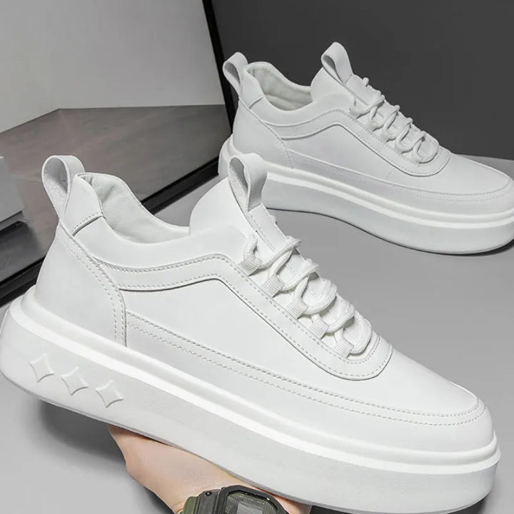 Stilvolle Herren Sneaker in Weiß-Beige für eine diskret höhere Passform und einen eleganten, sicheren Auftritt.