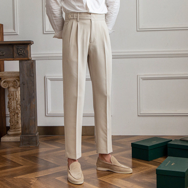 Elegante Herren-Stoffhose, Business-Stil, mit verstellbarem Bund für optimalen Komfort. Klassische Herrengarderobe.