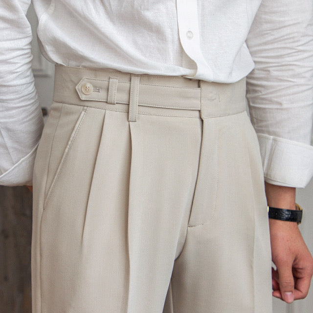 Detail der eleganten Herren-Stoffhose: verstellbarer Bund für perfekte Passform. Hochwertige Businesshose.