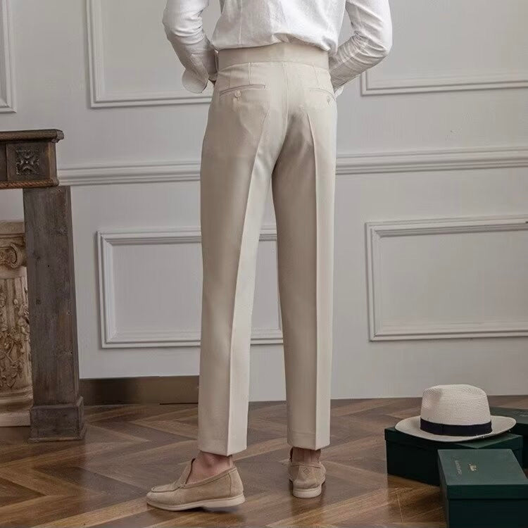 Mann trägt stilvolle Herren-Stoffhose, ideal für Business & Smart Casual. Elegante Anzughose mit tollem Fall.