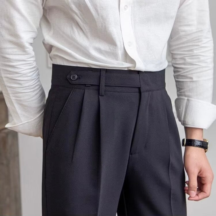 Rückenansicht der eleganten Herren-Stoffhose. Klassische Passform, perfekt für Business & Freizeit. Verstellbarer Bund.