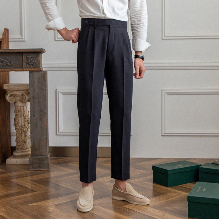 Nahaufnahme der Stofftextur der eleganten Herren-Businesshose. Hochwertige Qualität, ideal für stilvolle Outfits.